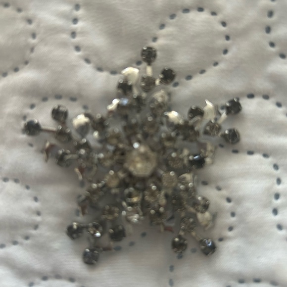 Vintage Silvertone Star Shaped Brooch With Rhinestones - Picture 2 of 4